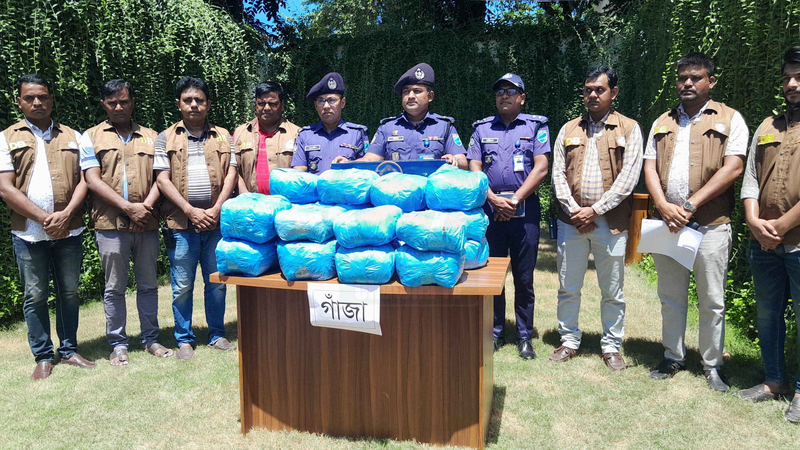 নরসিংদী জেলা গোয়েন্দা পুলিশের অভিযান । নিষিদ্ধ পলিথিন ও গাঁজাসহ আটক ৫