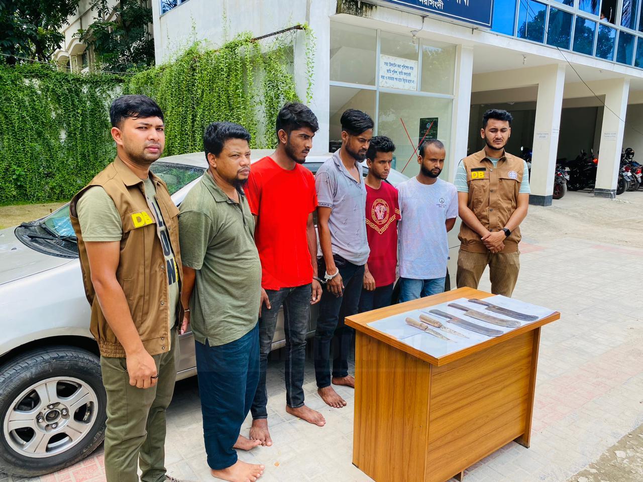 নরসিংদীতে ডাকাতির প্রস্ততিকালে একটি প্রাইভেট কার  ও দেশীয় অস্ত্রসহ ৫ জন ডাকাত গ্রেফতার