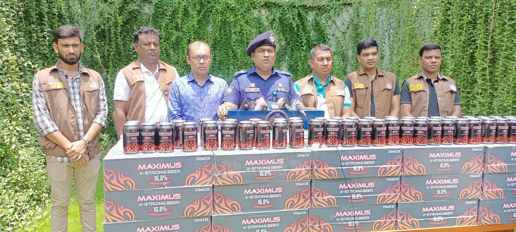 নরসিংদীতে গোয়েন্দা পুলিশের পৃথক অভিযানে গাড়ীসহ ৭৯২ ক্যান বিয়ার ও ২০৫ পিস ইয়াবাসহ আটক ৩