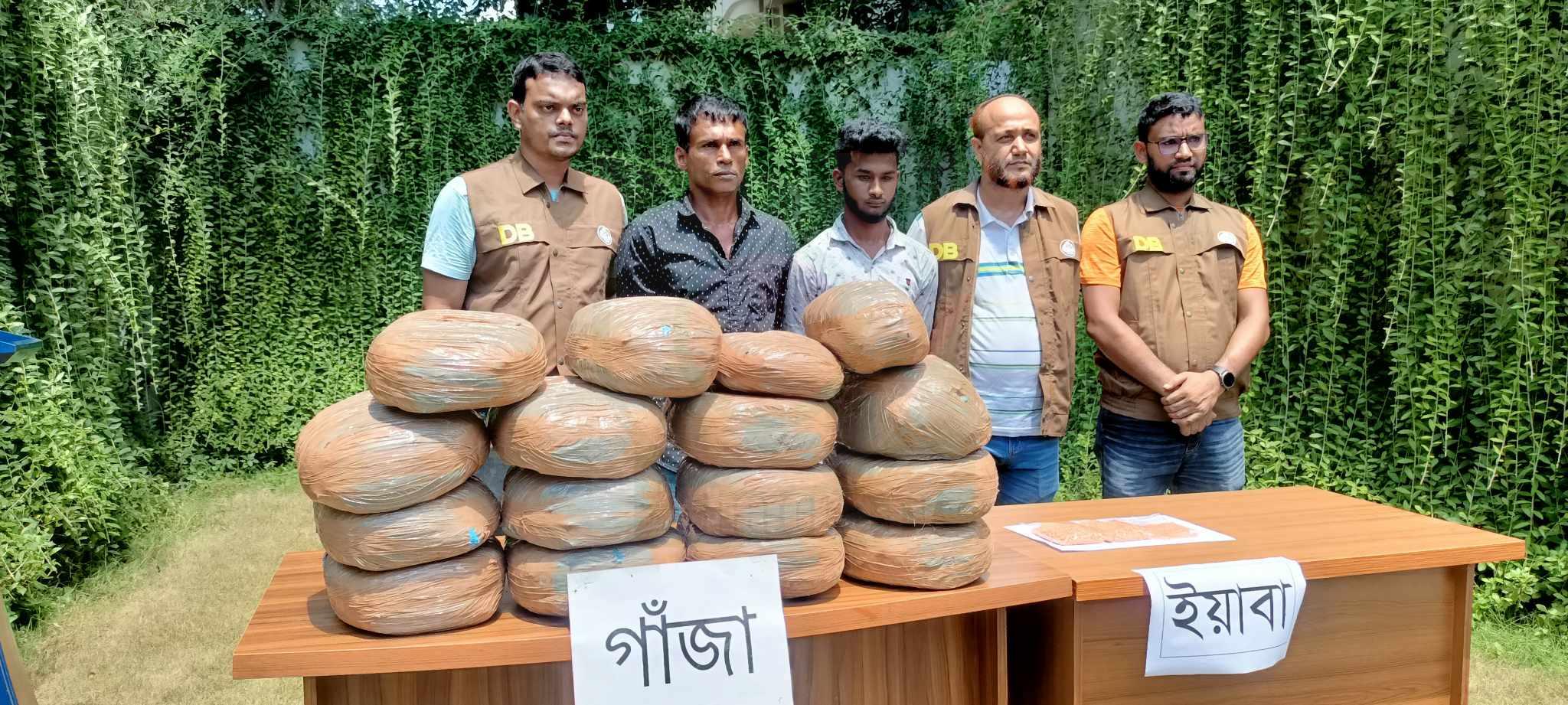 নরসিংদীতে ডিবির পৃথক অভিযানে বিপুল পরিমাণের গাঁজা ও ইয়াবা উদ্ধার! আটক-২