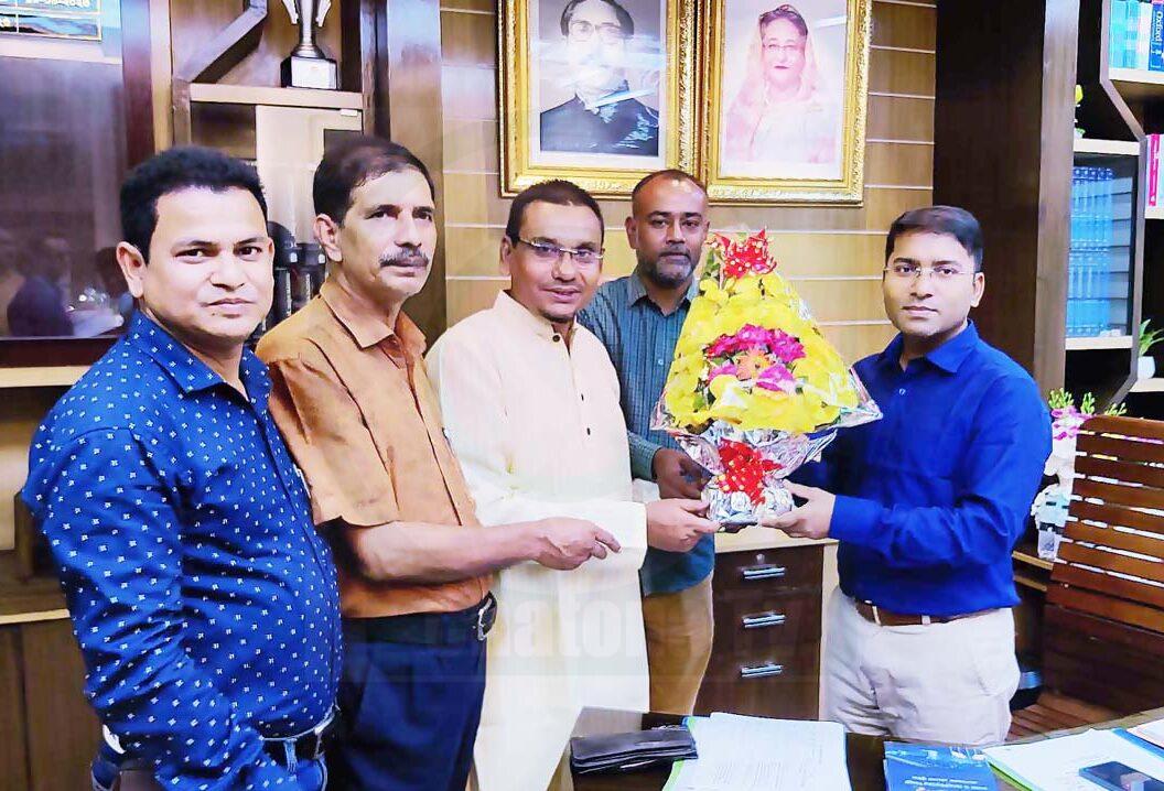 নরসিংদীতে চেতনা পরিবারের পক্ষ থেকে নবাগত জেলা প্রশাসককে ফুলেল শুভেচ্ছা
