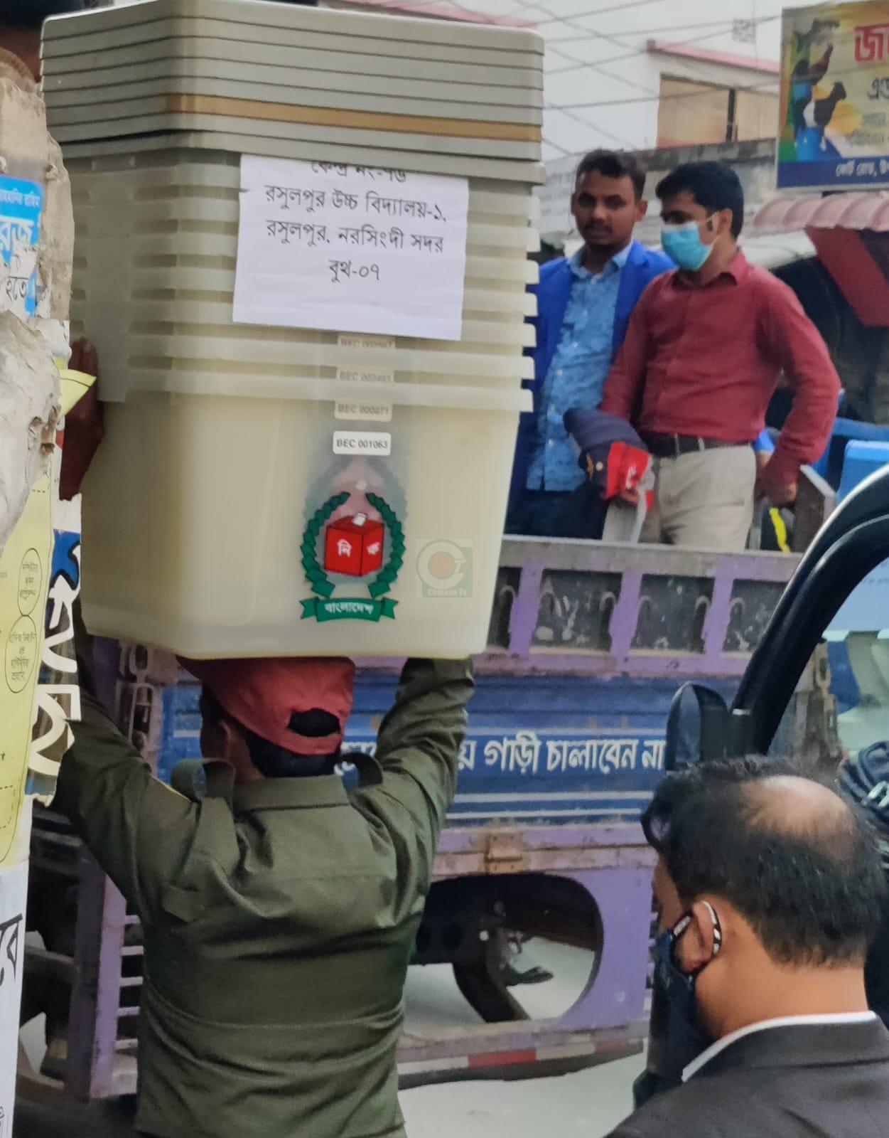 নরসিংদীর ৫ আসনের ৬৪৪ কেন্দ্রে পৌঁছেছে নির্বাচনী সরঞ্জাম