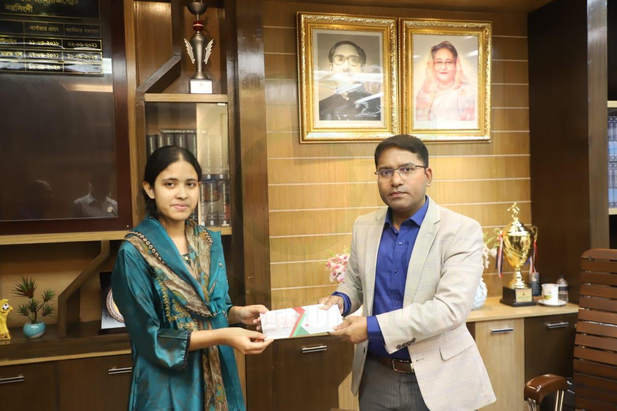 সিনথীয়ার মেডিকেলে ভর্তির টাকা দিলেন নরসিংদীর জেলা প্রশাসক