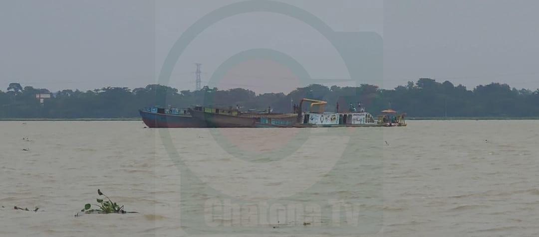 মেঘনায় অবৈধ বালু উত্তোলনে বাঁধা দেয়ায় ইউপি সদস্যের বাড়ি ঘরে হামলা ভাংচুর লুটপাটের অভিযোগ