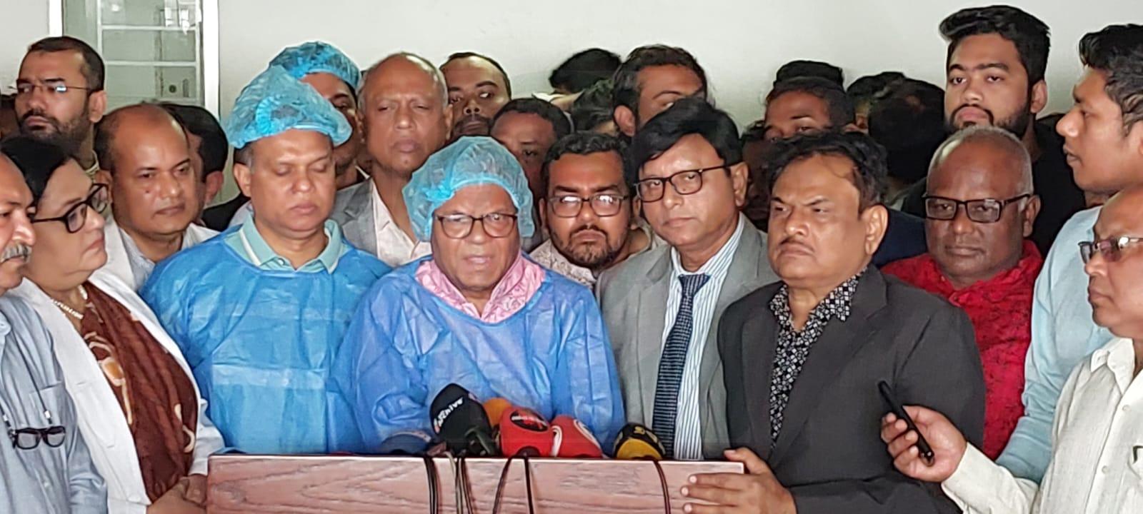 ছাত্র আন্দোলনে আহতদের দেখতে হাসপাতালে আমরা বিএনপি পরিবার