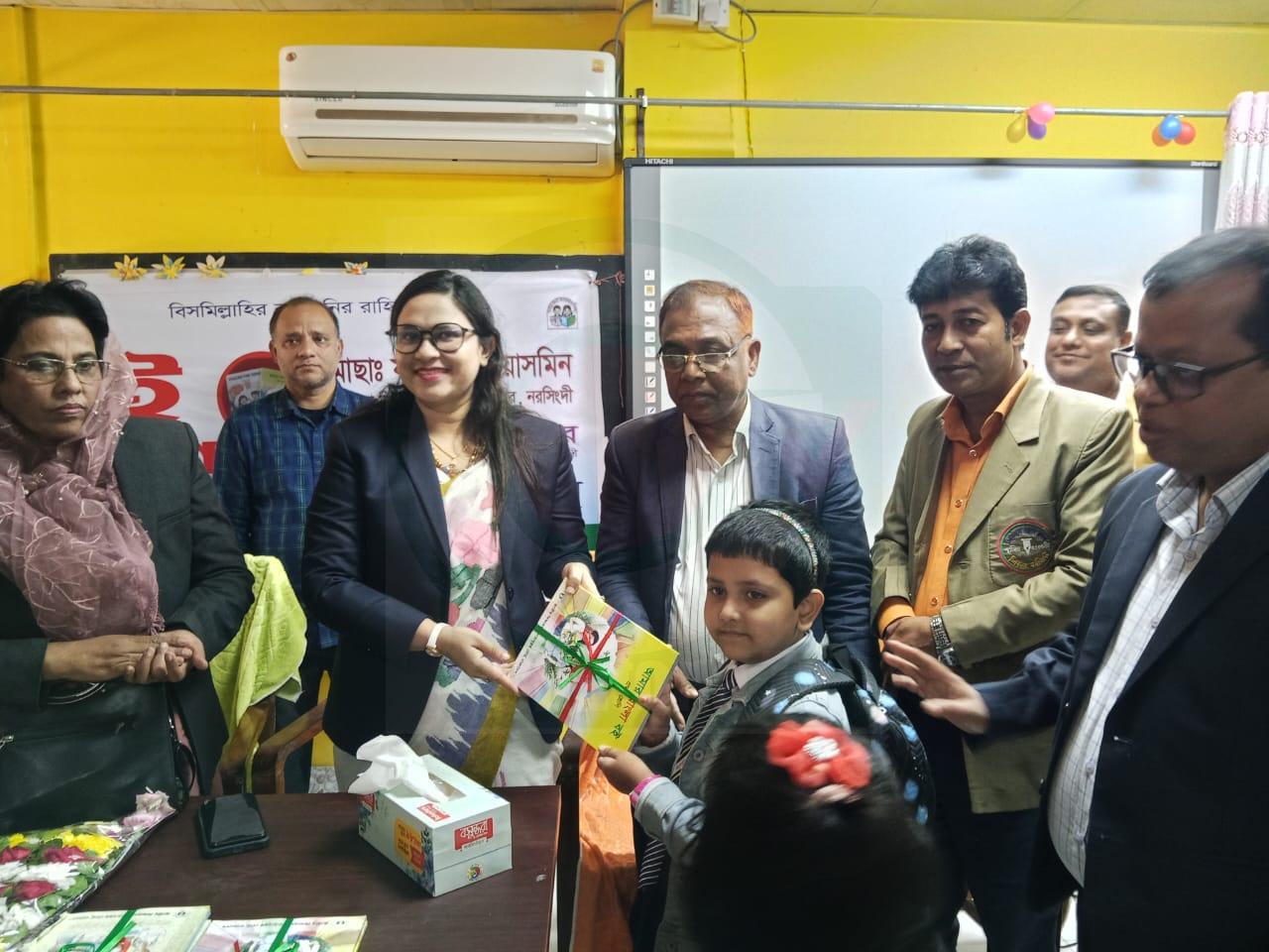 শিবপুরে বিভিন্ন শিক্ষা প্রতিষ্ঠানে নতুন বই বিতরণ