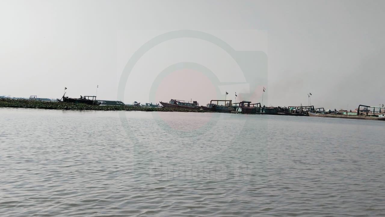 মেঘনা নদী থেকে অবৈধভাবে বালু উত্তোলন নিয়ে গোলাগুলি: আতংকিত সাধারণ মানুষ