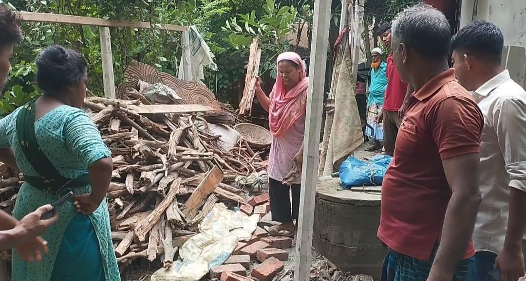 নিজের জমিতে দেয়াল নির্মাণের সময় প্রতিপক্ষের হামলায় দেয়াল ভাংচুর ও হুমকির অভিযোগ