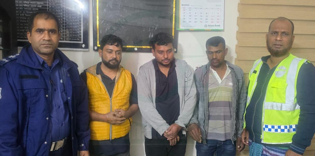 শিবপুরে ট্রাক ভর্তি ১২ টি গরুসহ ৩ ডাকাত গ্রেফতার
