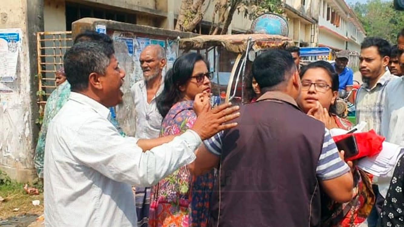 নারীদের মানববন্ধন চলাকালে বিএনপি নেতার হামলা, সাংবাদিকদের কাজে বাঁধা