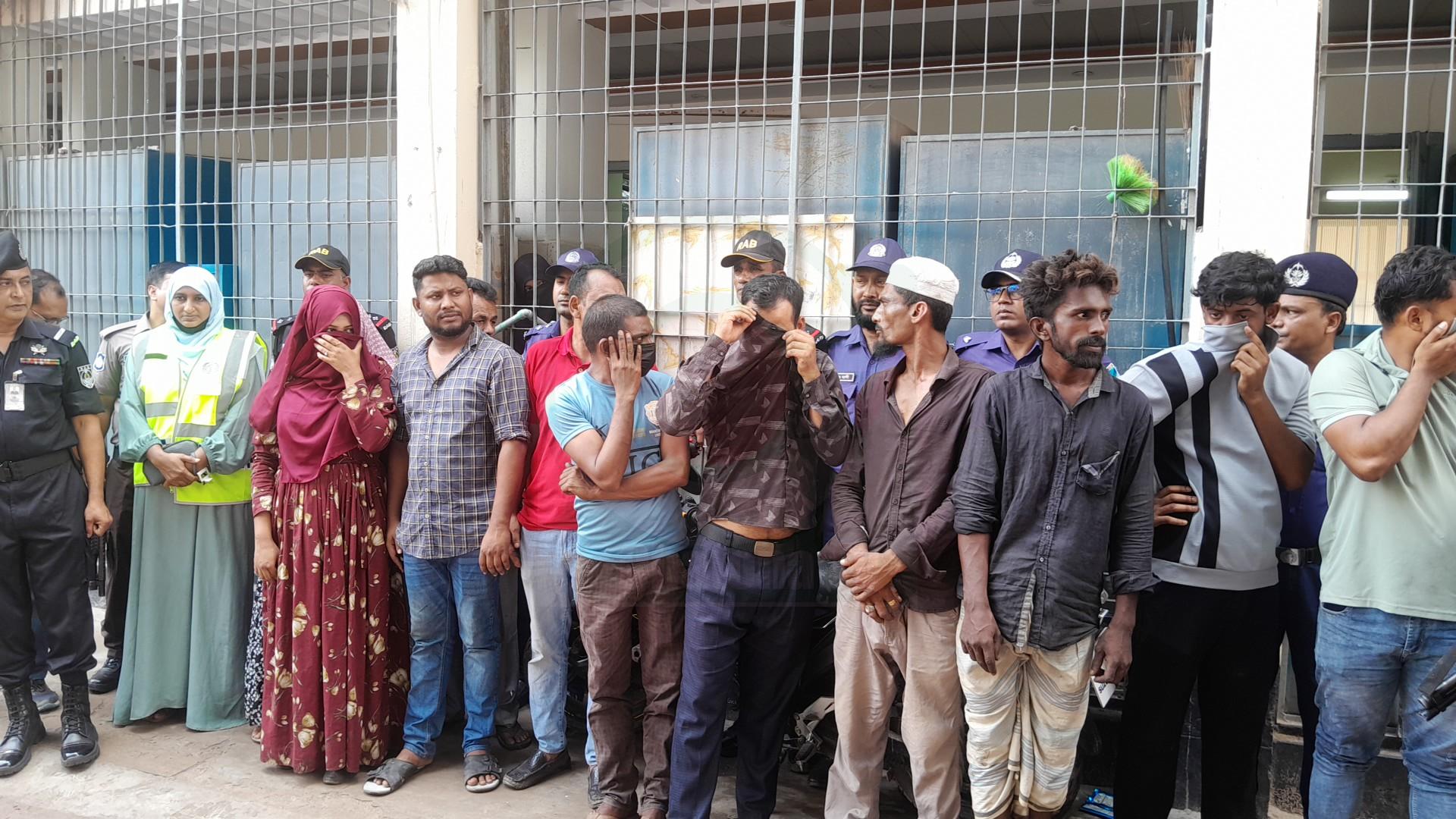 নরসিংদীতে হাসপাতালে র‍্যাবের অভিযান ১২ দালাল আটক